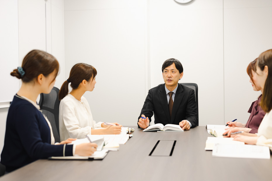 会議スペースにて打ち合わせ